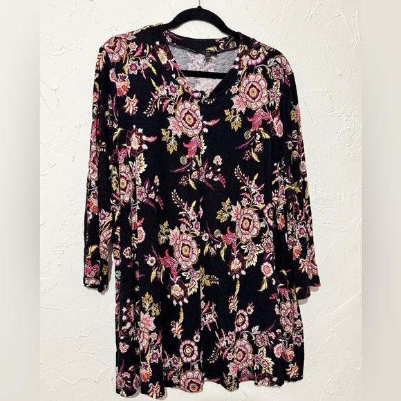 LANE BRYANT BLACK FLORAL TWISTED NECK SWING TUNIC TEE TOP SIZE 26/28 4X - Picture 4 of 9